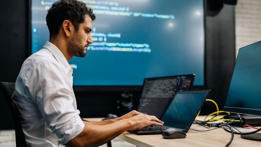 Most In-Demand IT Roles & Salary Benchmarks (UAE, 2026)